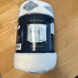 Pendleton Ultra Soft Throw Blanket - Cream and Gray